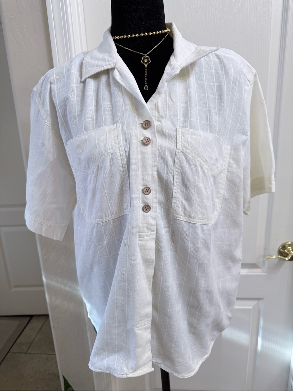 Women's Vintage White Short-Sleeve Button-Down Shirt with Chest Pockets